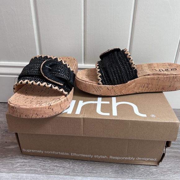 Earth Tan Sandal Black and Tan Slip On - Picture 5 of 7